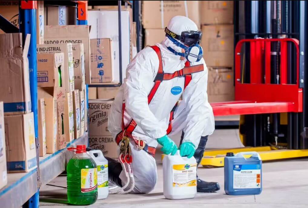 Niebezpieczne substancje chemiczne: jeśli pracujesz z chemikaliami, pamiętaj o zasadach pierwszej pomocy i odpowiednio wyposaż stanowisko pracy