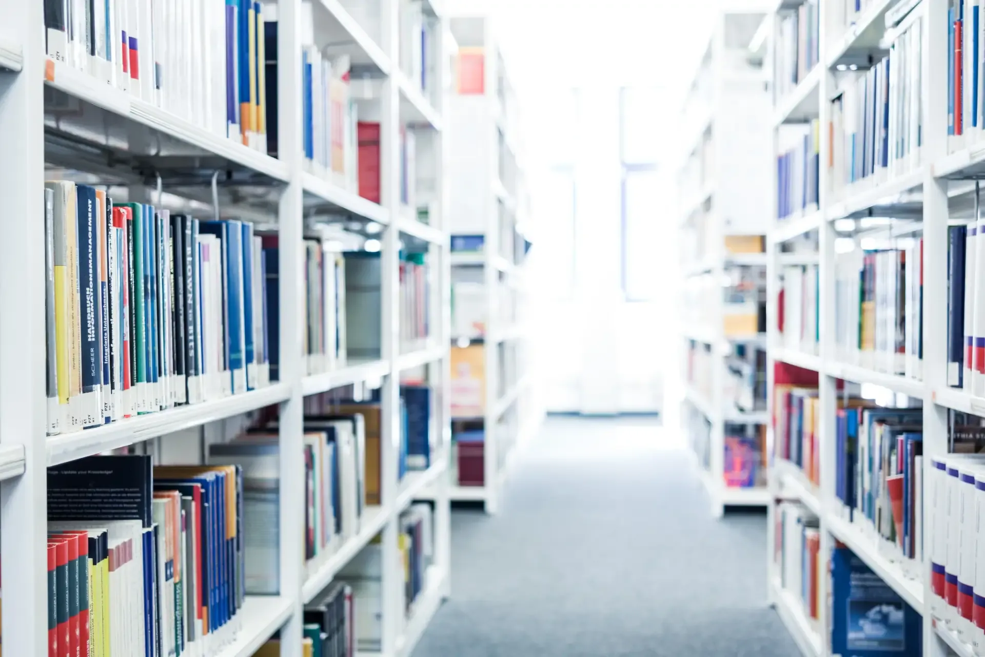 Wózek na książki, jako niezbędny element wyposażenia biblioteki i&nbsp;biura