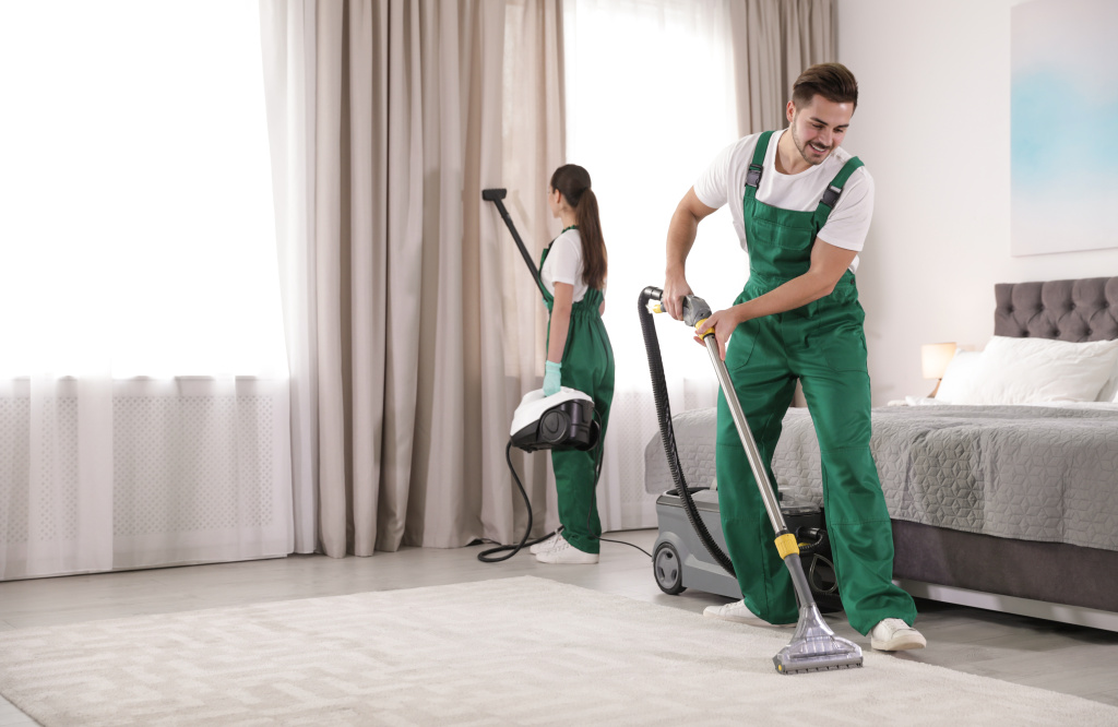 Sprzątanie w firmie: dowiedz się, jak to robić i jak dbać o pracowników sprzątających