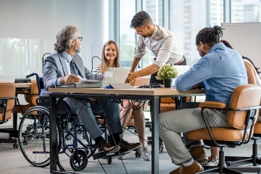 Poradnik: Jak wybrać odpowiednie wyposażenie miejsca pracy dla osób niepełnosprawnych