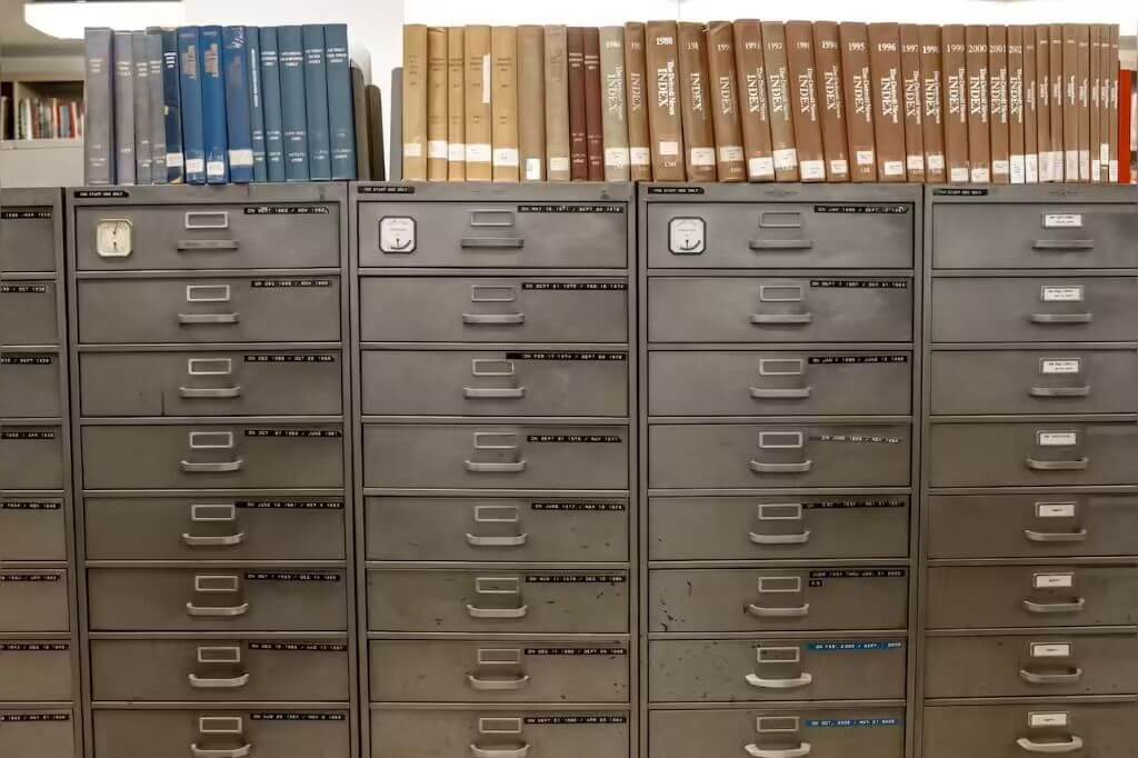 Przechowywanie dokumentów w firmie: jak długo archiwizować dokumenty i w jaki sposób to zrobić?