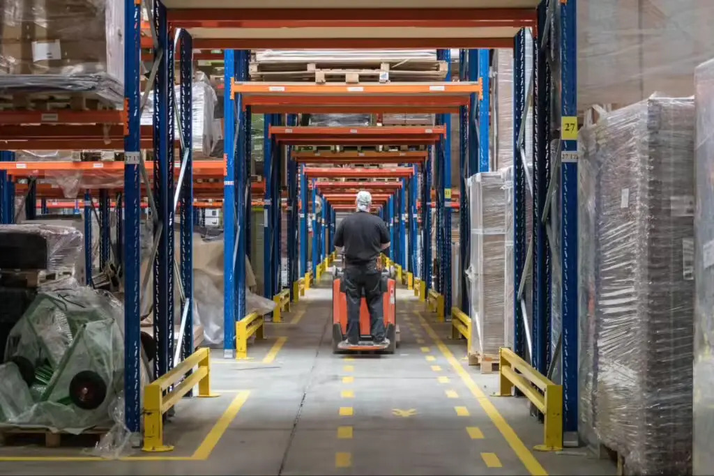 Jak wybrać elektryczny wózek paletowy