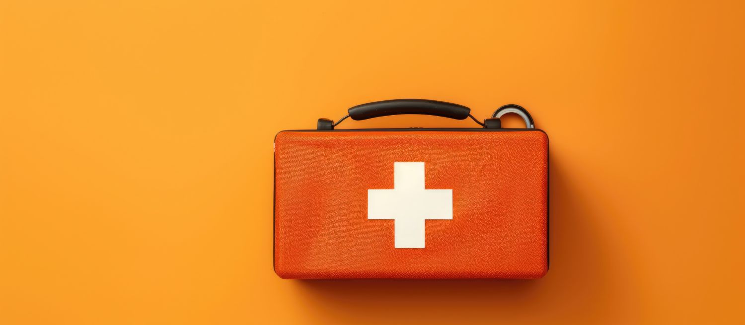Pierwsza pomoc w zakładzie pracy – sprawdź, jakie akcesoria powinny znaleźć się w wyposażeniu zakładowej apteczki