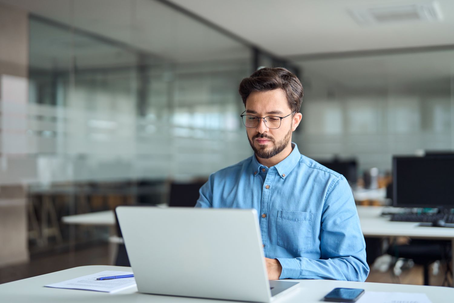 Praca przy komputerze a&nbsp;zdrowie pracowników – co mówią przepisy i&nbsp;jak dbać o&nbsp;wzrok, gdy pracujesz przed ekranem