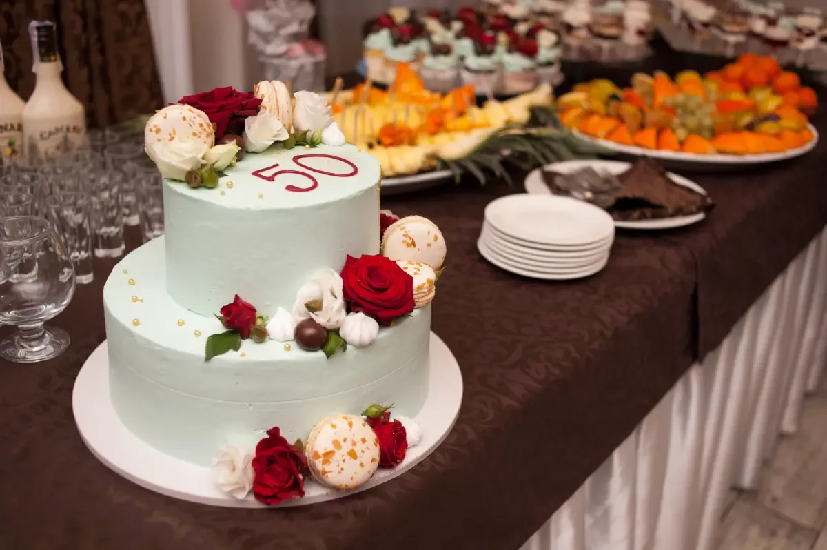 Jak udekorować stół na 50.&nbsp;urodziny?