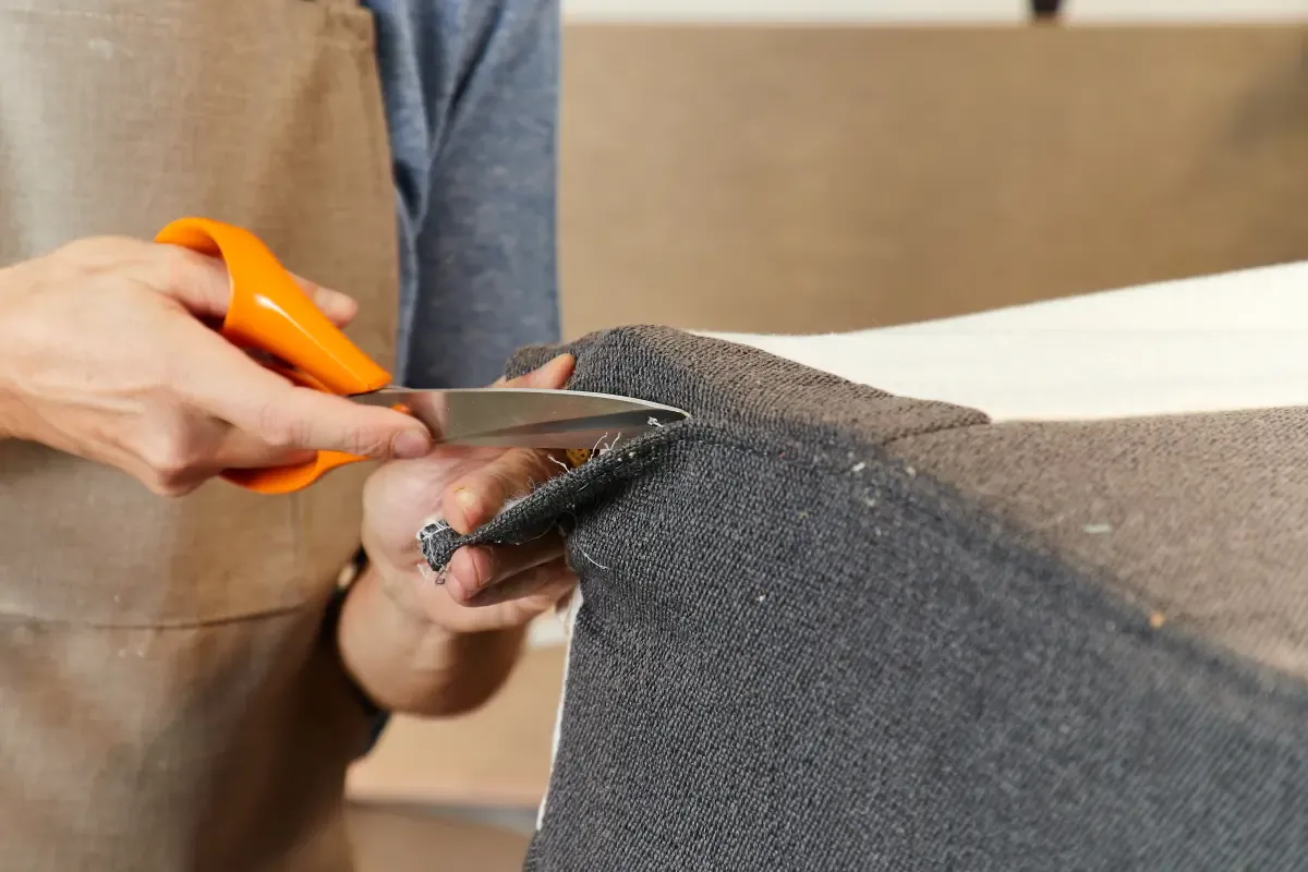 Jak wymienić tapicerkę w oparciu krzesła?