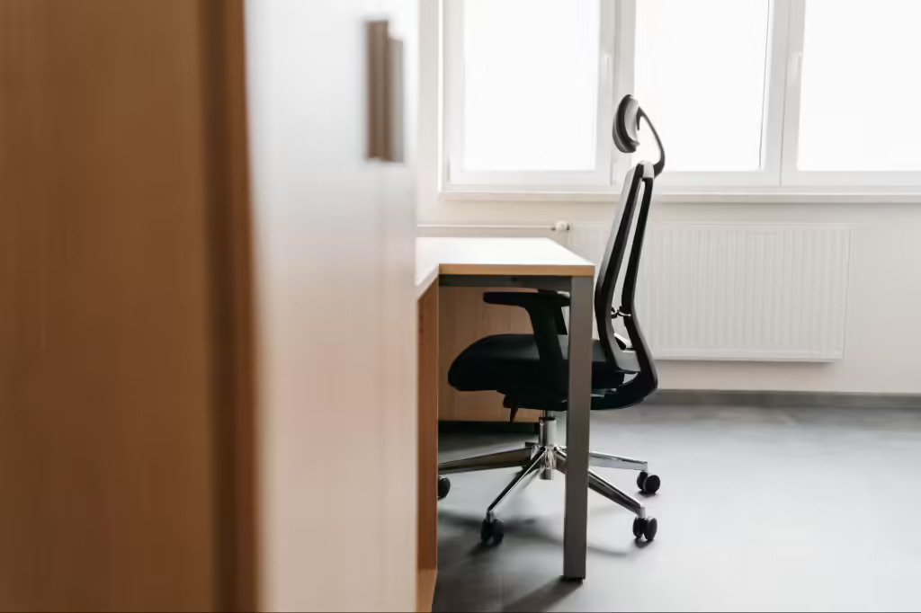 jak jest odpowiednia wysokość biurka do pracy