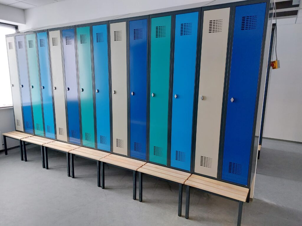Meble biurowe na zamówienie: jak organizujemy produkcję na zamówienie w Manutan – asortyment poza katalogiem
