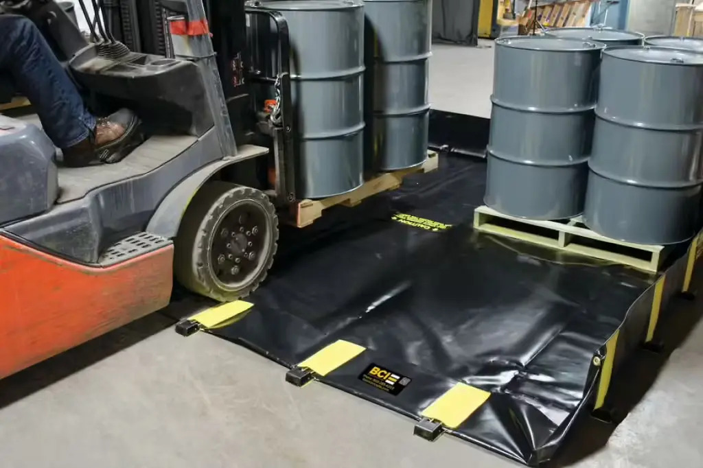 [Wskazówki firmy Manutan] Wanna wychwytowa Rigid-Lock QuickBerm® – można ją rozłożyć w ciągu minuty i poradzi sobie nawet z wjazdem ciężarówki