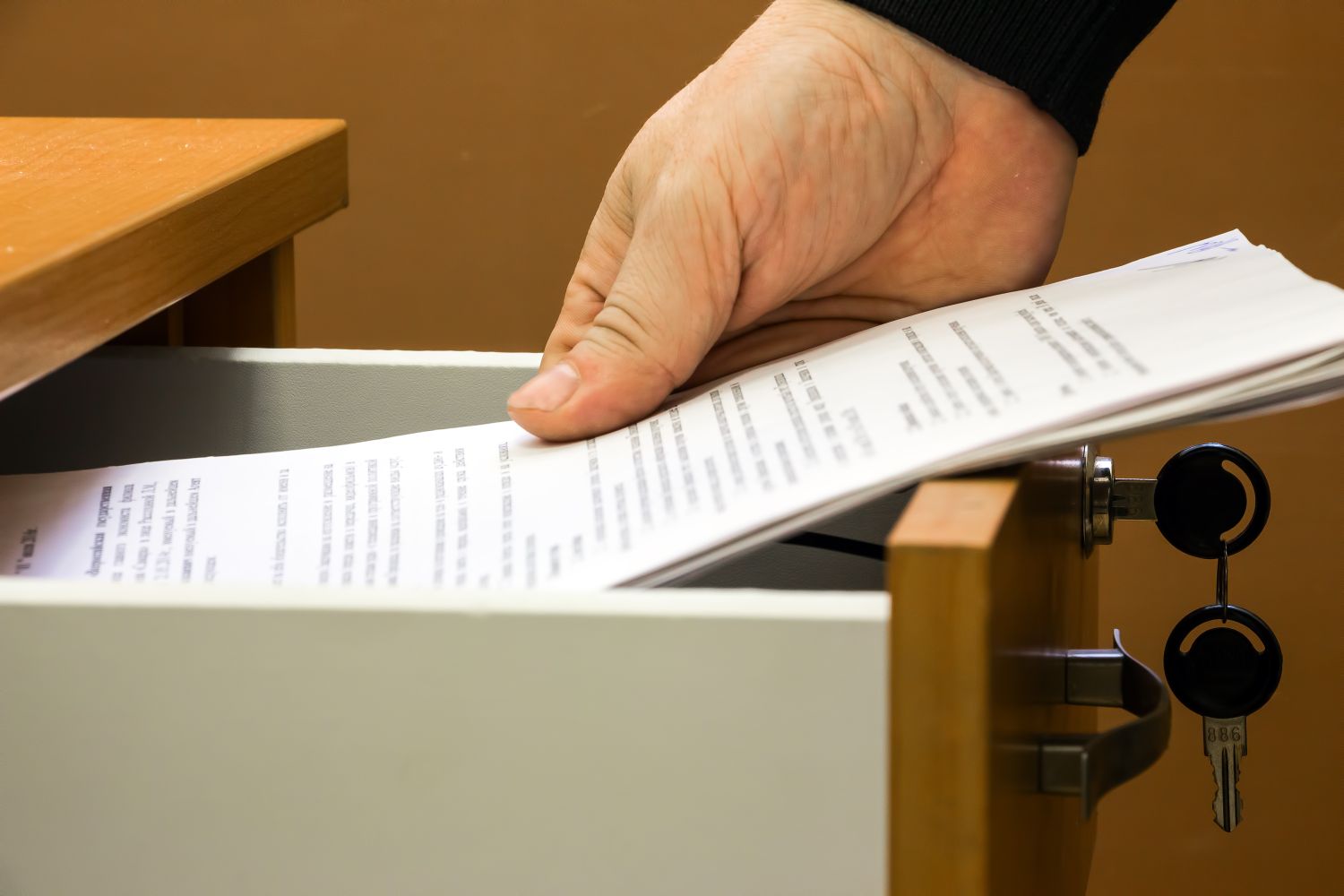 Szafki na klucze i sejfy do biura – kiedy są potrzebne i na co zwrócić uwagę przy wyborze?