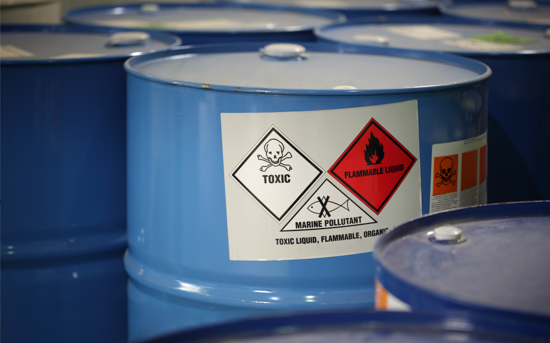 Pracujesz z chemikaliami? Przypomnij sobie zasady pierwszej pomocy i odpowiednio wyposaż swoje stanowisko pracy