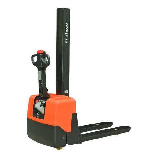 Ręczny wózek widłowy BT Staxio HWE100 z elektrycznym napędem i mechanizmem podnoszącym, do 1 000 kg, wysokość podnoszenia 1 580 mm